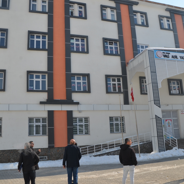 Muş'ta okul çatısından düşen buz kütlesinin altında kalan çocuk yaralandı