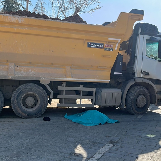 Yolun karşısına geçerken kamyonun çarptığı yaya öldü