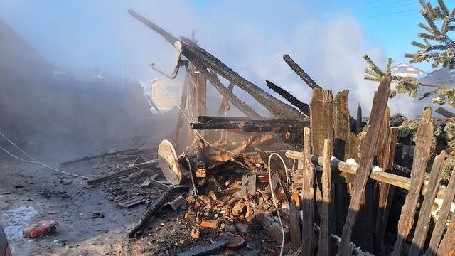 2 katlı ahşap evde yangın; 1 ölü, 1 yaralı