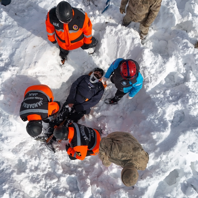 Bingöl'de çığ altında kalanların imdadına komandolar da yetişecek