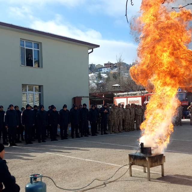 Suşehri'nde Mehmetçikler yangın tatbikatı yaptı