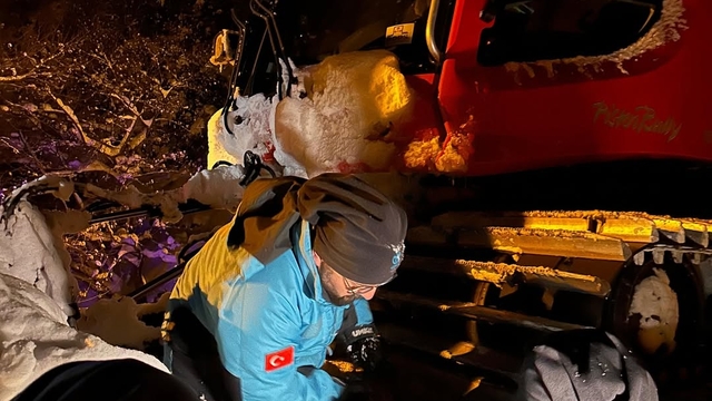 Kar nedeniyle yolu kapanan köyde solunum sıkıntısı çeken hastanın imdadına UMKE yetişti