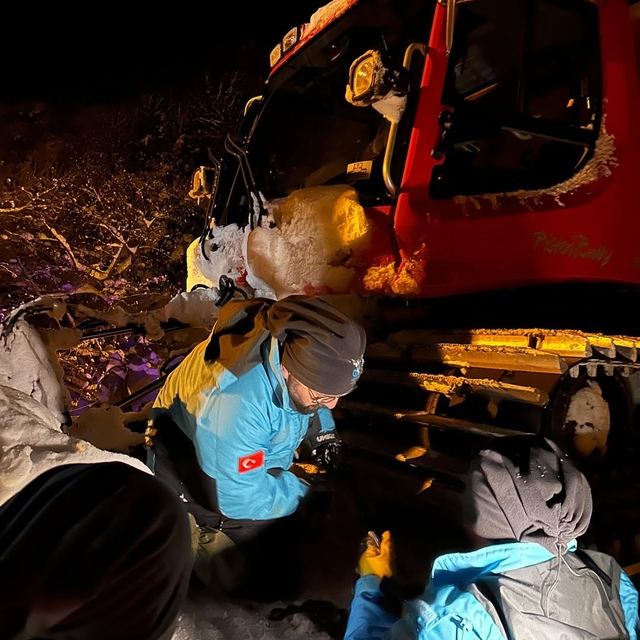 Kar nedeniyle yolu kapanan köyde solunum sıkıntısı çeken hastanın imdadına...