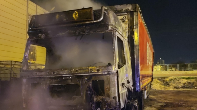 Mersin'de park halindeki tırda çıkan yangın söndürüldü