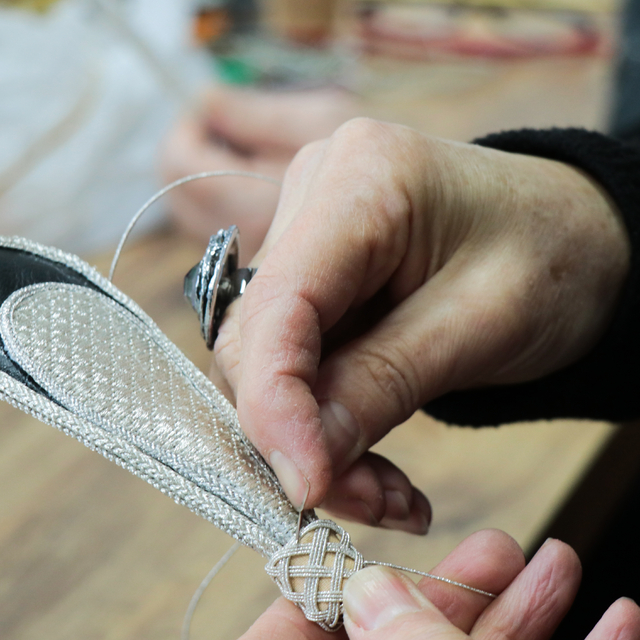 Kadınlar geleneksel Çerkes motiflerini giysi ve çeşitli ürünlere işliyor