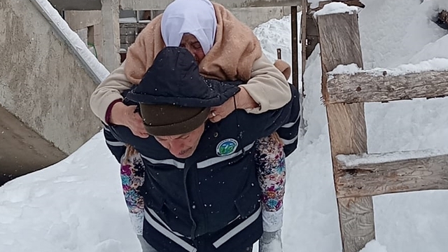 Giresun'da belediye personeli 95 yaşındaki hastayı sırtında taşıdı
