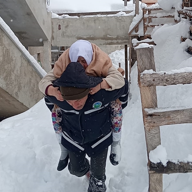 Giresun'da belediye personeli 95 yaşındaki hastayı sırtında taşıdı