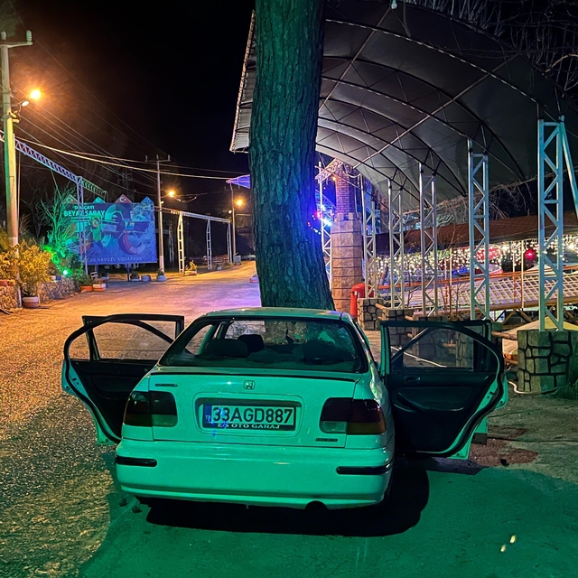 Alanya'da ağaca çarpan otomobildeki 1 kişi öldü, 3 kişi yaralandı