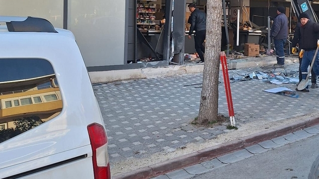 Bilecik'te alkollü sürücünün otomobiliyle çarptığı markette hasar oluştu