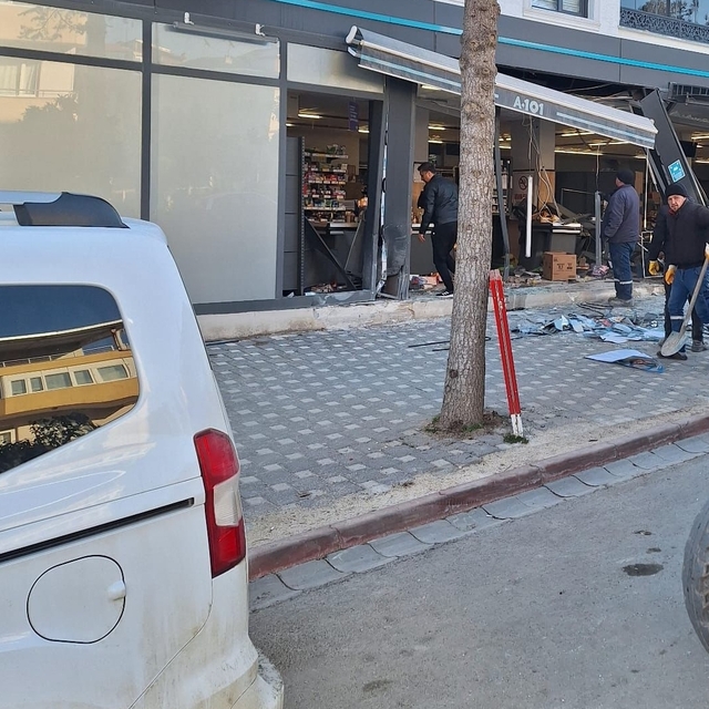 Bilecik'te alkollü sürücünün otomobiliyle çarptığı markette hasar oluştu