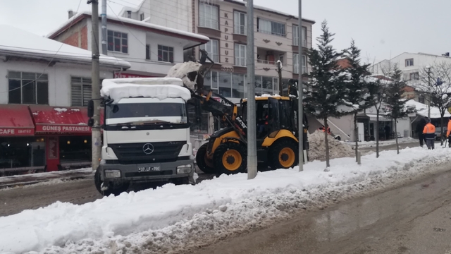 Hanönü Belediyesi ilçede biriken karları temizliyor
