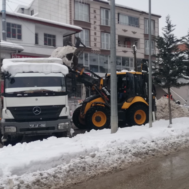 Hanönü Belediyesi ilçede biriken karları temizliyor