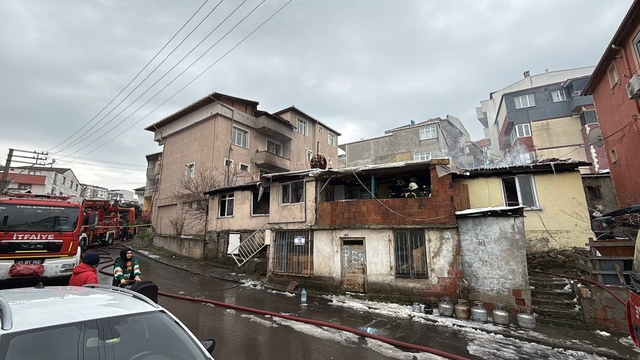 Kocaeli'de evde çıkan yangında dumandan etkilenen 5 kişi hastaneye kaldırıldı