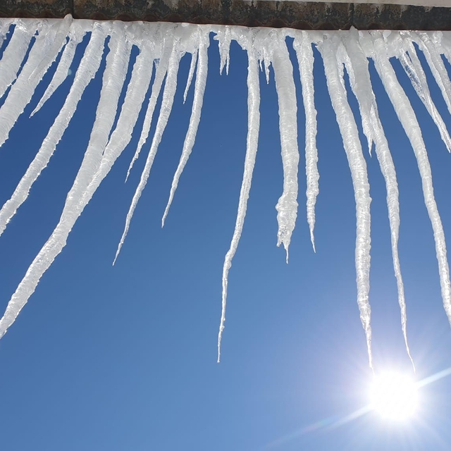 Başkale'de teromemetreler eksi 22,9'u gösterdi, çatılarda buz sarkıtları ol...