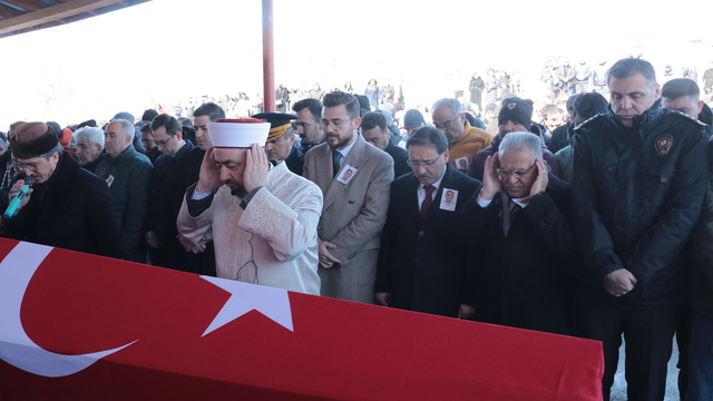 Uyuşturucu operasyonunda kalp krizi geçirip şehit olan polis memuru için tören (2)