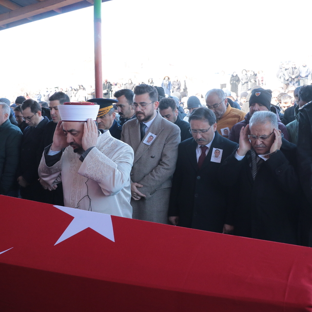 Uyuşturucu operasyonunda kalp krizi geçirip şehit olan polis memuru için tö...