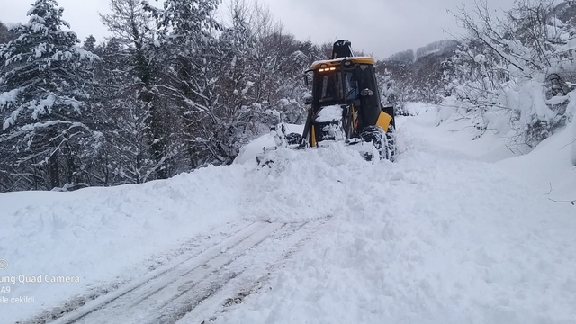 Doğanyurt'ta belediye ekiplerinin karla mücadelesi sürüyor