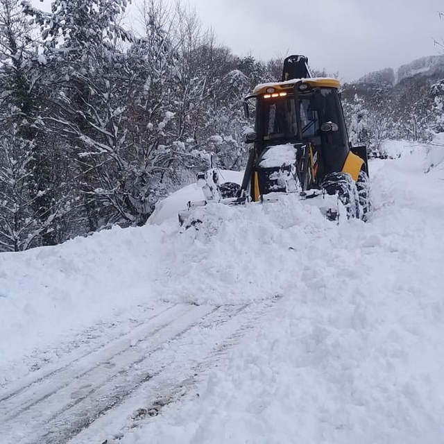 Doğanyurt'ta belediye ekiplerinin karla mücadelesi sürüyor
