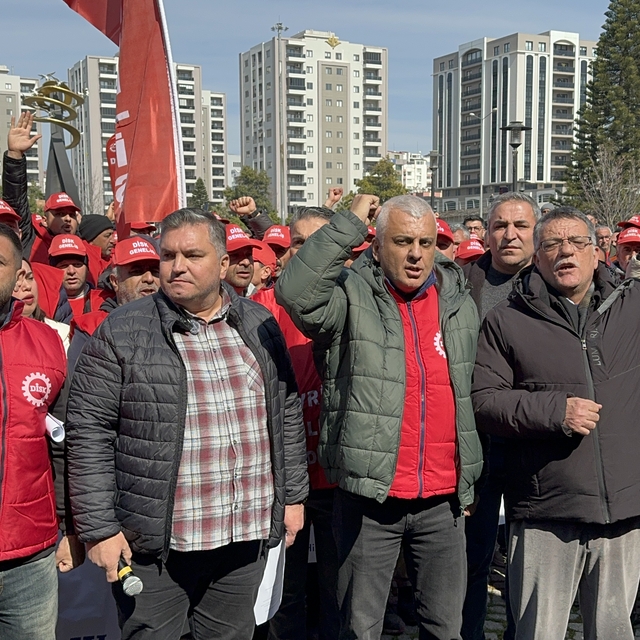 Seyhan Belediyesinde bazı işçiler iş bıraktı