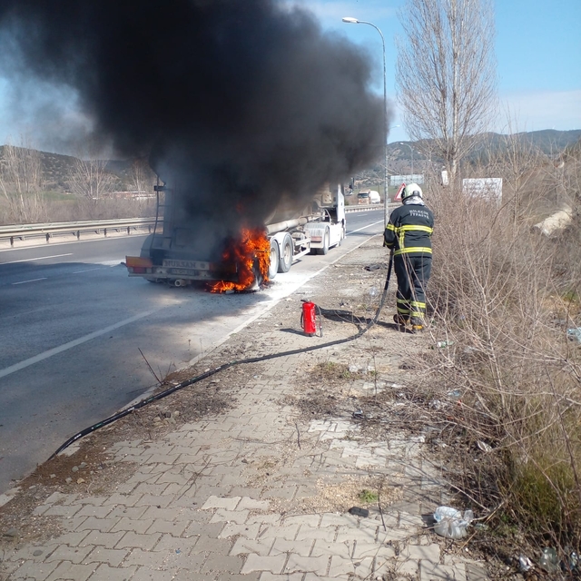 Bilecik'te seyir halindeyken yanan mikserde hasar oluştu