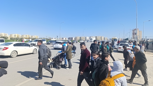 Adana'da Sarıçam'da öğrencilerden üst geçit talebi