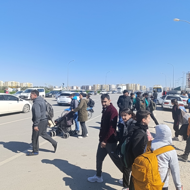 Adana'da Sarıçam'da öğrencilerden üst geçit talebi