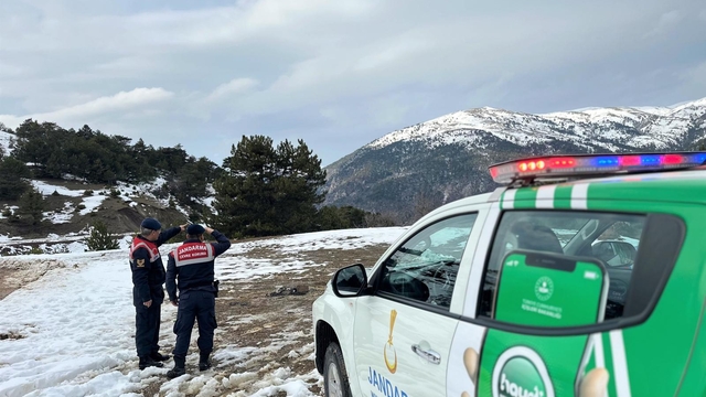Amasya'da jandarma ekipleri yaban hayvanları için doğaya yem bıraktı