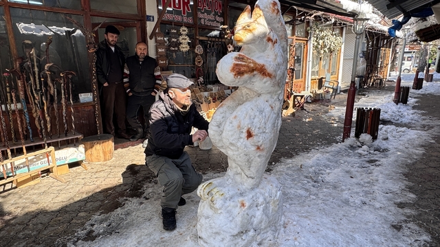 Zonguldak'ta baston ustası kardan sincap yaptı