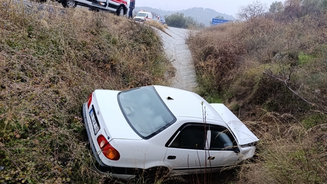 Çanakkale'de şarampole devrilen otomobilin sürücüsü yaralandı