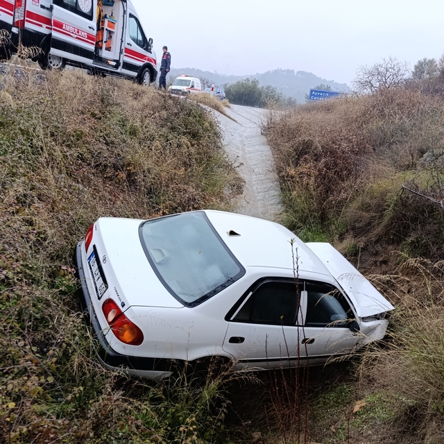 Çanakkale'de şarampole devrilen otomobilin sürücüsü yaralandı