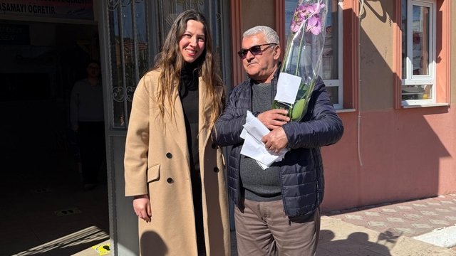 Balıkesir'de emekli olan 44 yıllık öğretmen alkışlarla uğurlandı