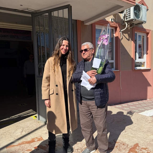 Balıkesir'de emekli olan 44 yıllık öğretmen alkışlarla uğurlandı