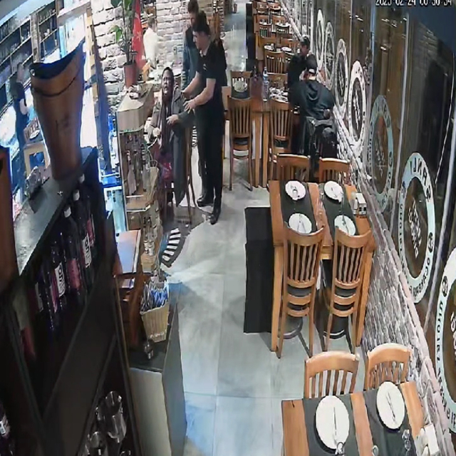 'Heimlich' manevrasıyla turistin hayatını kurtardı