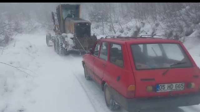 Amasya'da karlı yolda mahsur kalan otomobili ekipler kurtardı