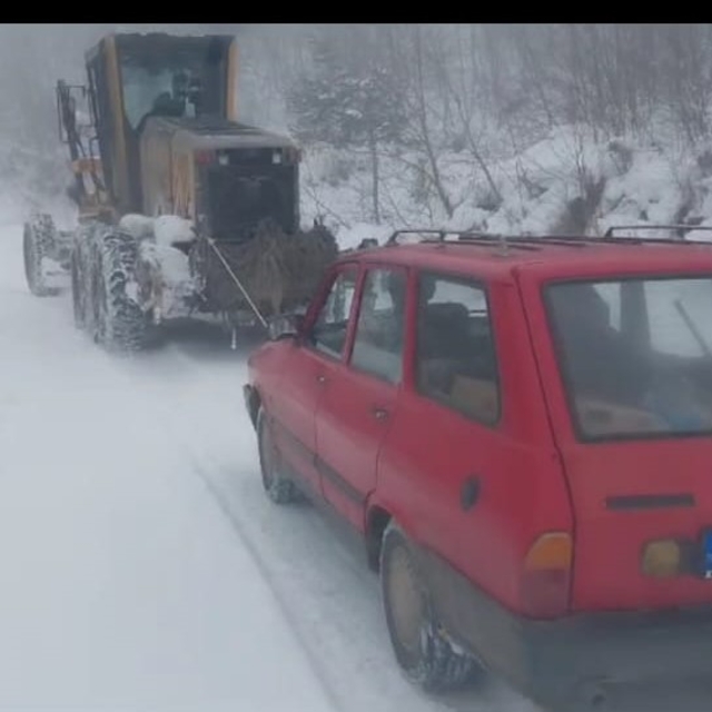 Amasya'da karlı yolda mahsur kalan otomobili ekipler kurtardı