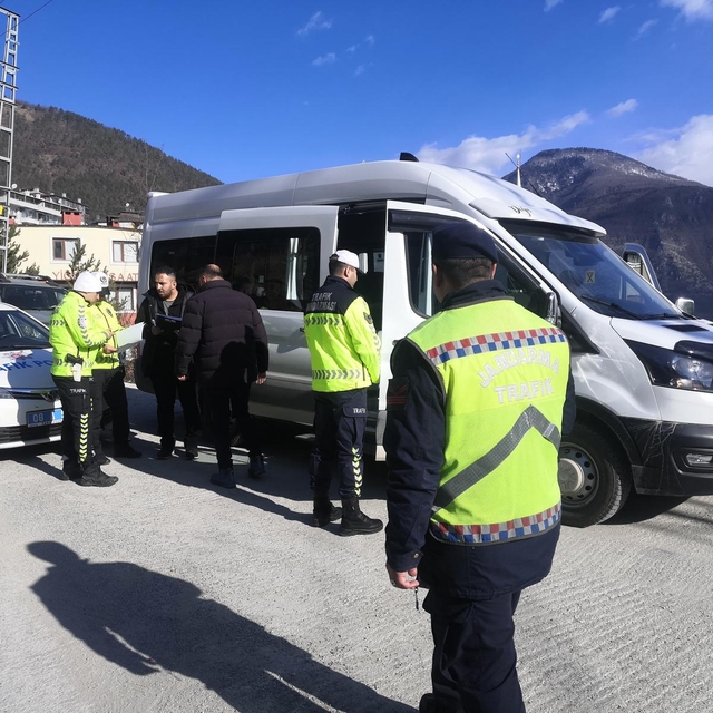 Artvin'de trafik denetimleri sürüyor
