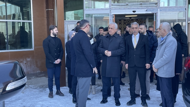 Muş Valisi Çakır, Malazgirt'te ziyaretlerde bulundu