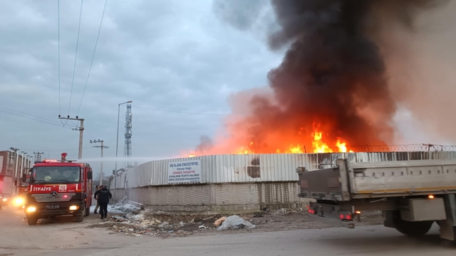 Bursa'da çöp toplama merkezinde yangın