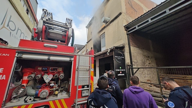 Bursa'da mobilya atölyesinde çıkan yangın söndürüldü