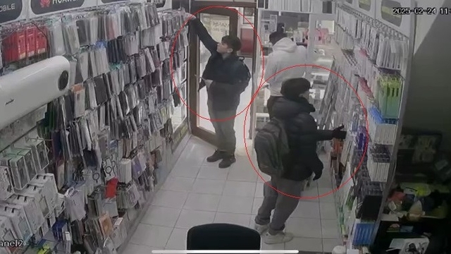 Elazığ'da 4 iş yerinden 60 bin TL'lik cep telefonu ve aksesuar hırsızlığı kamerada