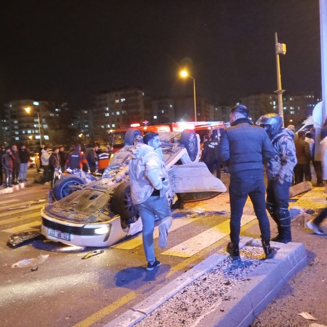 Diyarbakır'da önündeki araca çarpan otomobil, takla attı: 4 yaralı