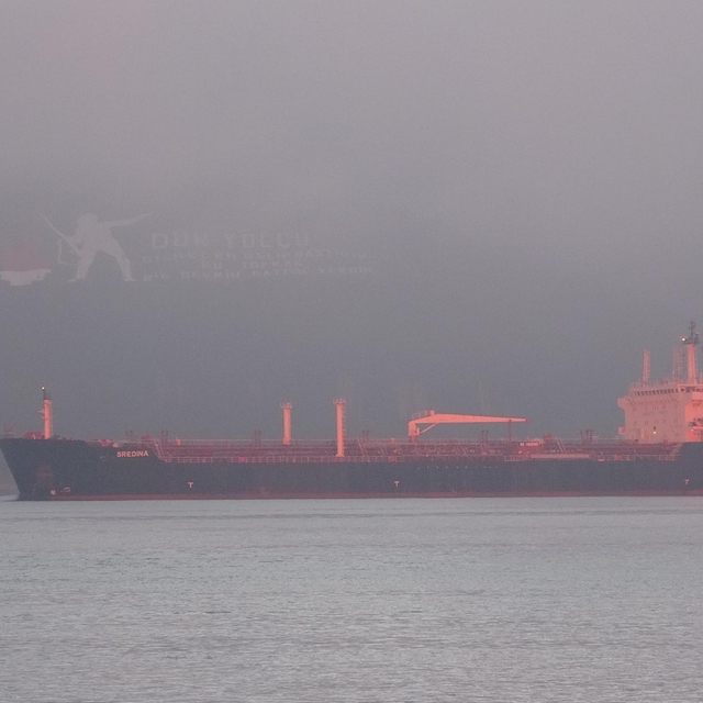 Çanakkale Boğazı'nda gemi trafiği, sis nedeniyle askıya alındı