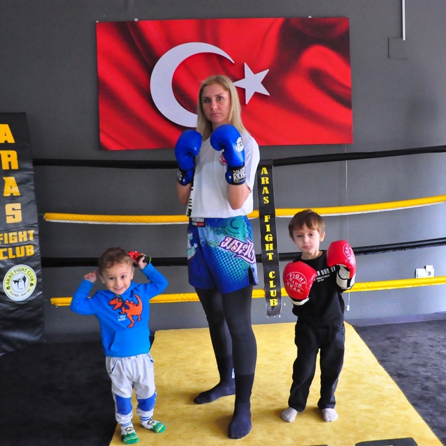2 çocuk annesi, yavruları için kick boksla ringlere döndü