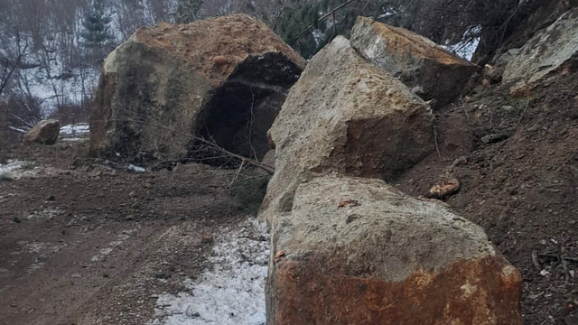 Karabük'te heyelan nedeniyle köy yolu ulaşıma kapandı