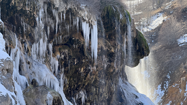 Buz tutan Dipsizgöl Şelalesi her mevsim ayrı güzel