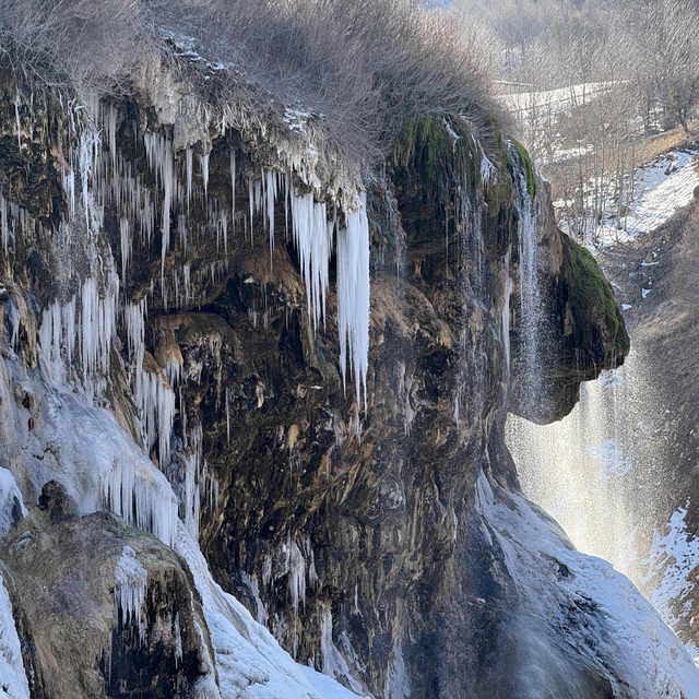Buz tutan Dipsizgöl Şelalesi her mevsim ayrı güzel