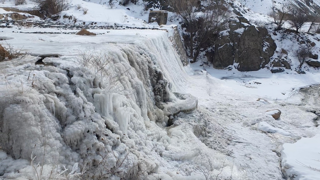 Erzincan'daki Işıkpınar Deresi, buz tuttu