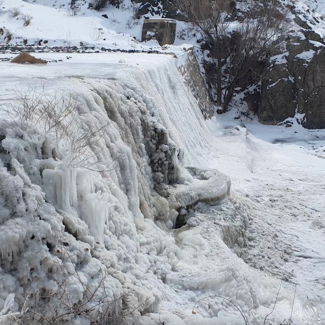 Erzincan'daki Işıkpınar Deresi, buz tuttu
