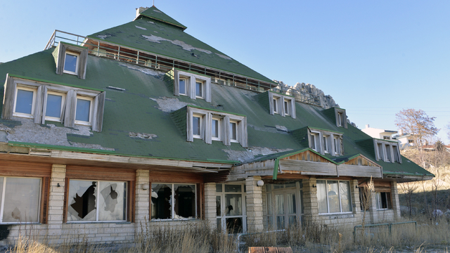 Uzan'ın viraneye dönen eski oteli satılık