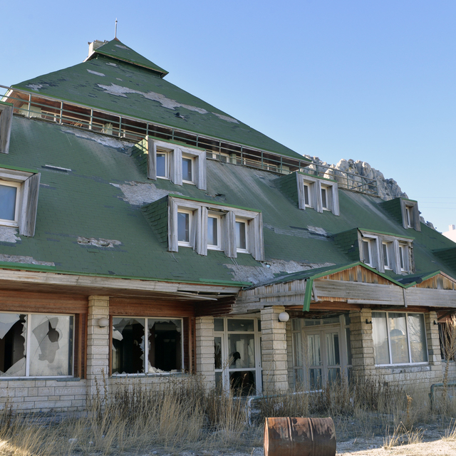 Uzan'ın viraneye dönen eski oteli satılık